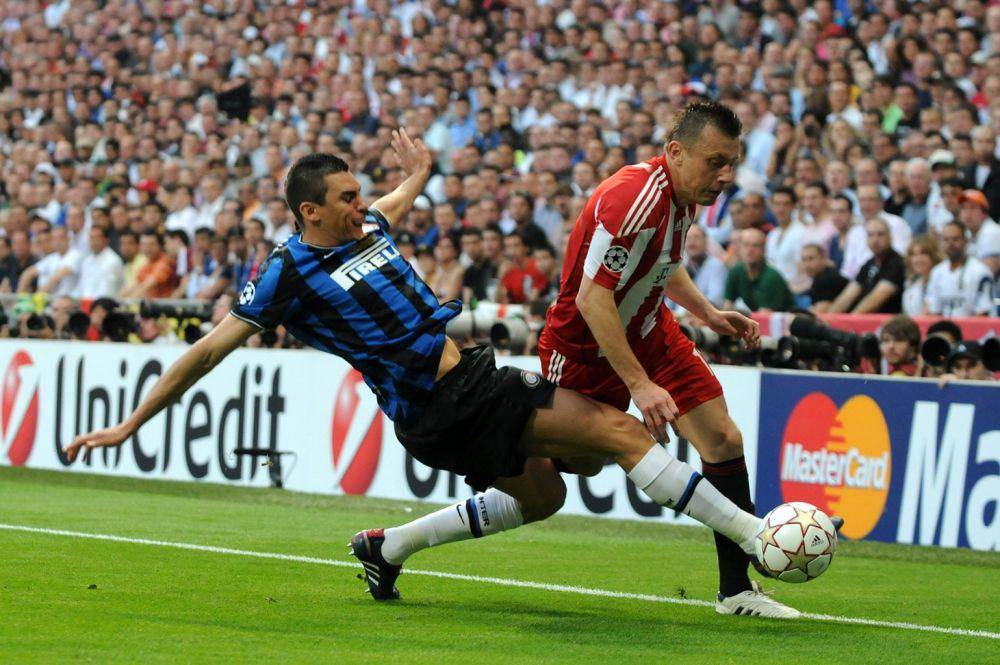 Lucio (biru) tampil melawan Bayern Munich di final Liga Champions 2009/2010. (twitter.com/Inter)