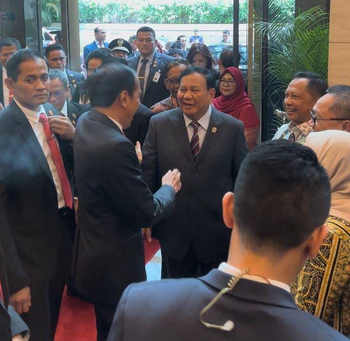Presiden Joko "Jokowi" Widodo ketika bertemu Menhan Prabowo Subianto saat tiba di Malaysia pada Rabu, 7 Juni 2023. (Dokumentasi Media Menhan)