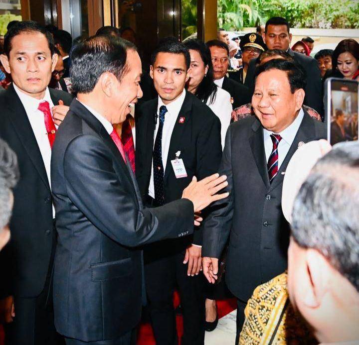Presiden Joko "Jokowi" Widodo ketika bertemu Menhan Prabowo Subianto saat tiba di Malaysia pada Rabu, 7 Juni 2023. (Dokumentasi Media Menhan)