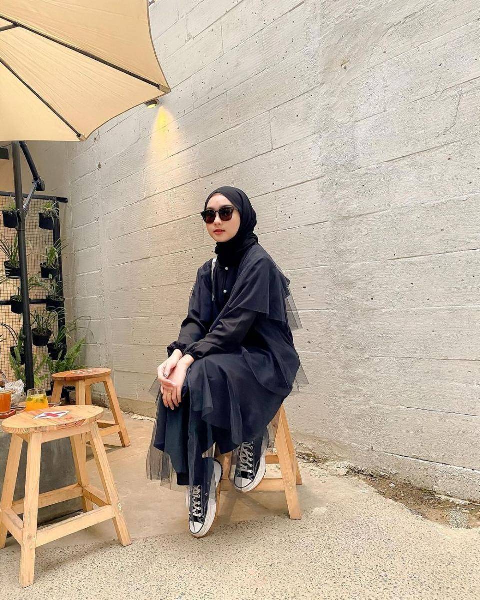 inspirasi OOTD kondangan nuansa hitam ala Nabilah Lutfiah (instagram.com/nabilahcil)
