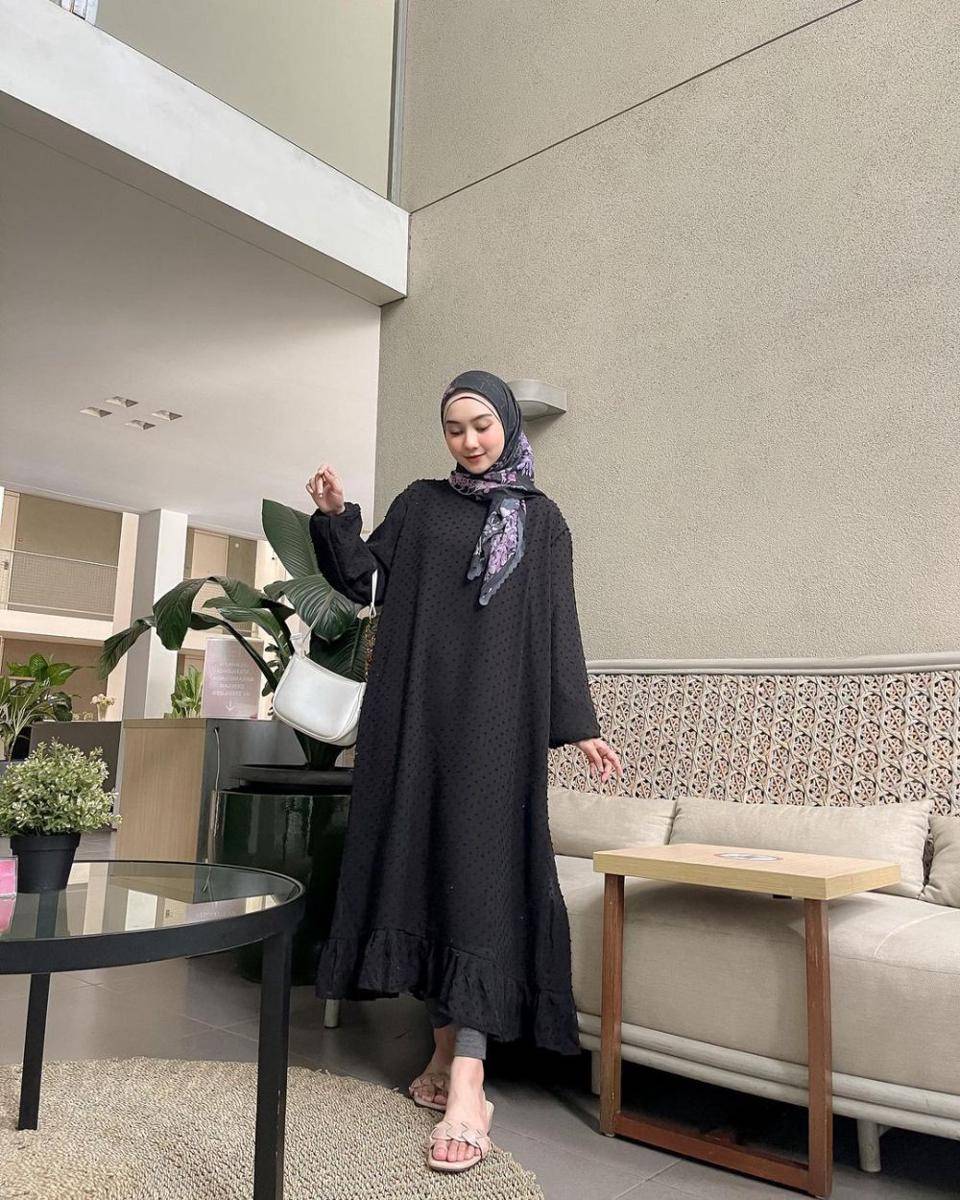 inspirasi OOTD kondangan nuansa hitam ala Nabilah Lutfiah (instagram.com/nabilahcil)