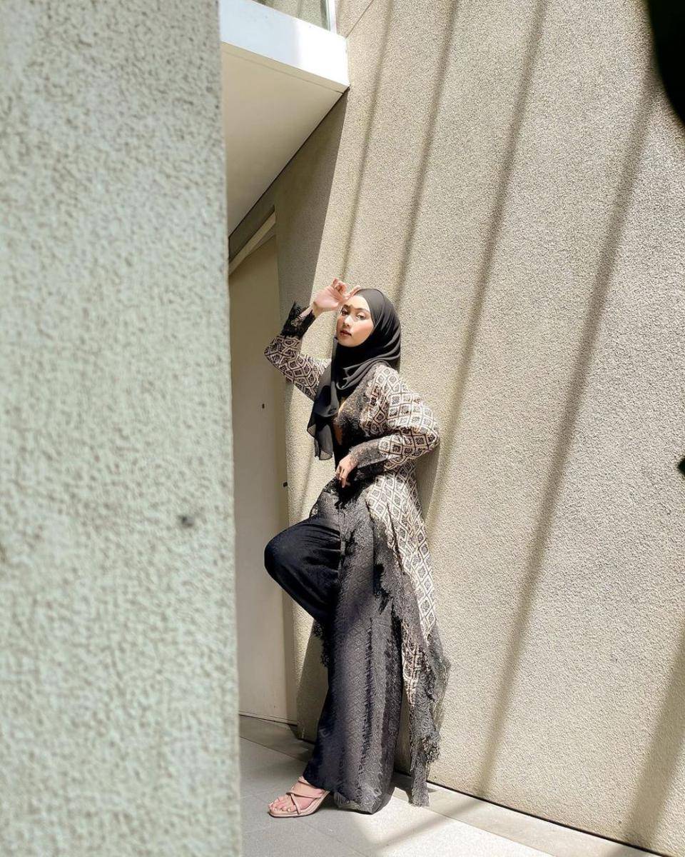 inspirasi OOTD kondangan nuansa hitam ala Nabilah Lutfiah (instagram.com/nabilahcil)