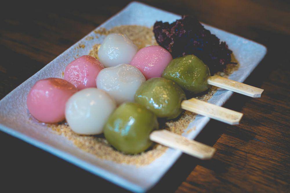 ilustrasi dango (vecteezy.com/Parichart Thongmee)