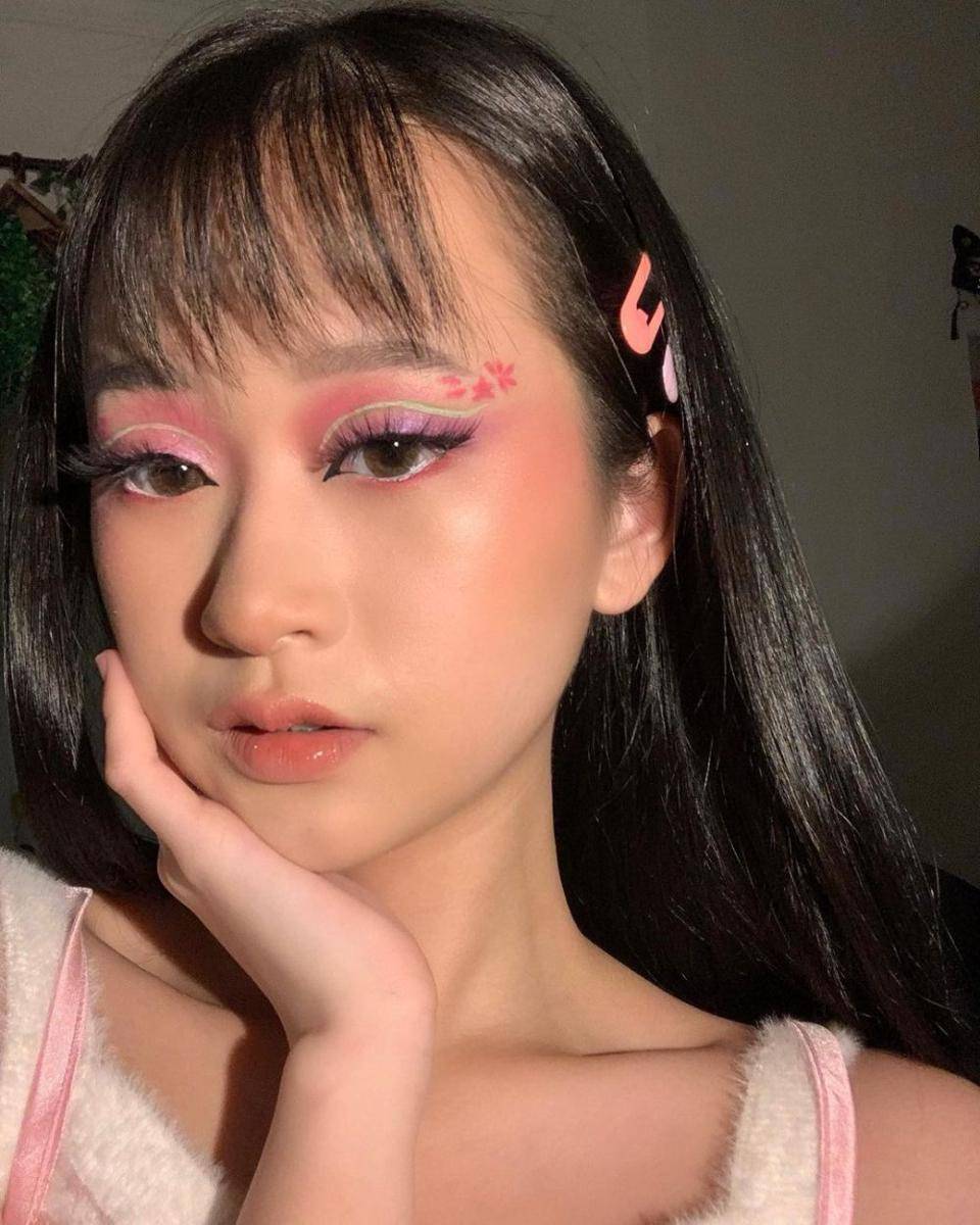 eye makeup untuk nonton konser (instagram.com/mariadelouvre)