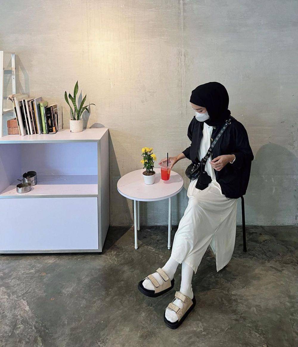 OOTD dress kasual dengan hijab ala Yure Zalina (instagram.com/yurezalina)