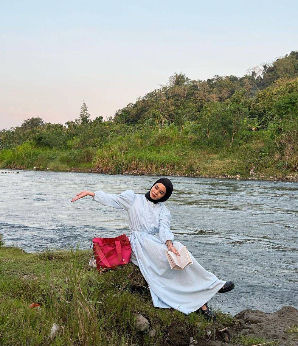 OOTD dress kasual dengan hijab ala Yure Zalina (instagram.com/yurezalina)
