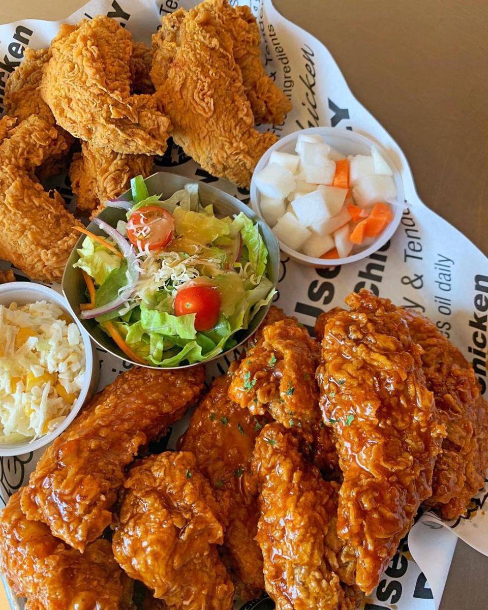 Pelicana (instagram.com/pelicanachicken)