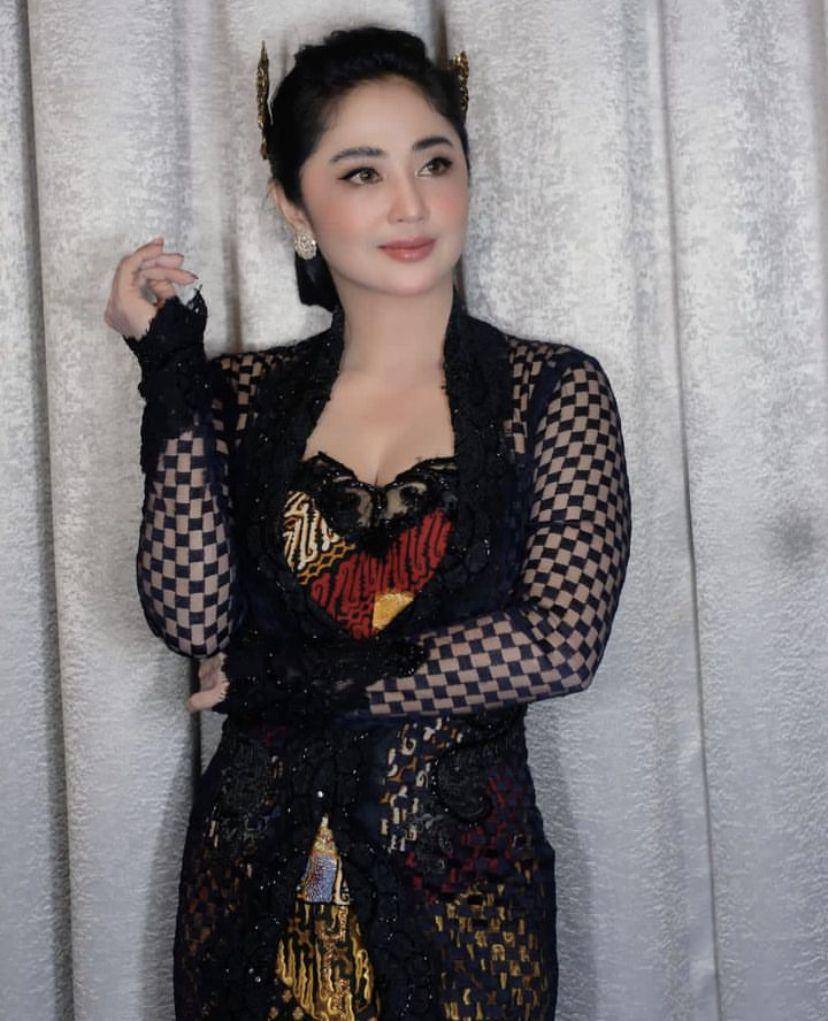 potret Dewi Perssik (Instagram.com/dewiperssik9)