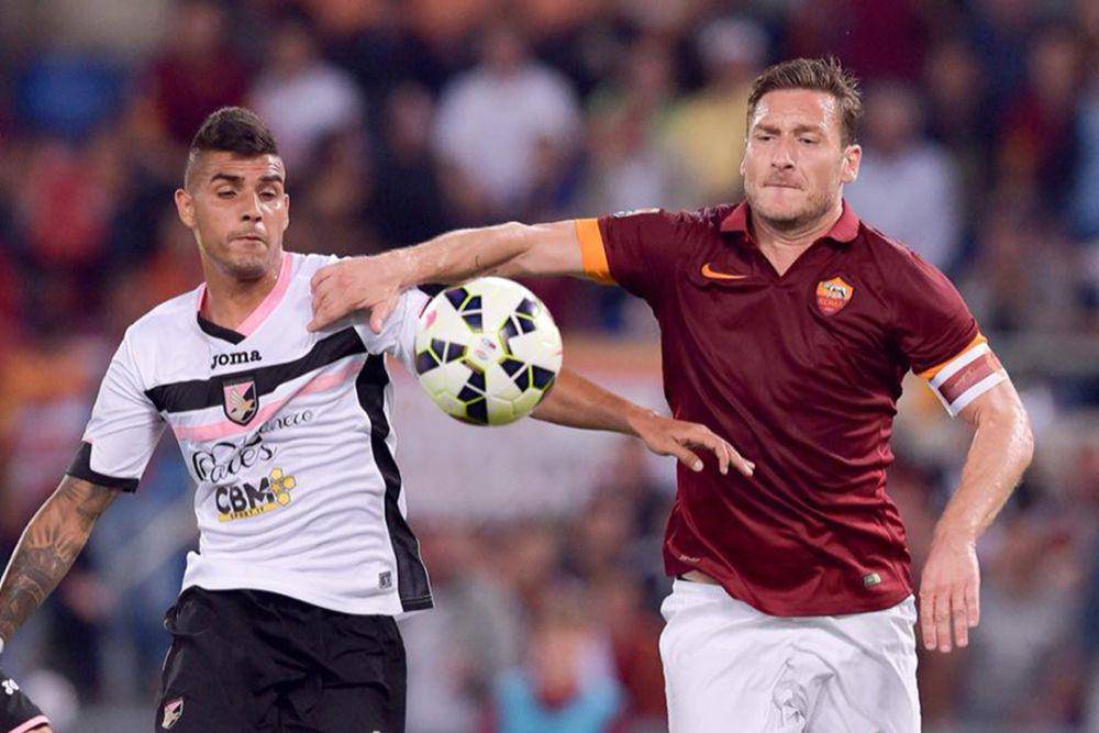Emerson (kiri) membela Palermo di Serie A Italia. (twitter.com/OfficialASRoma)