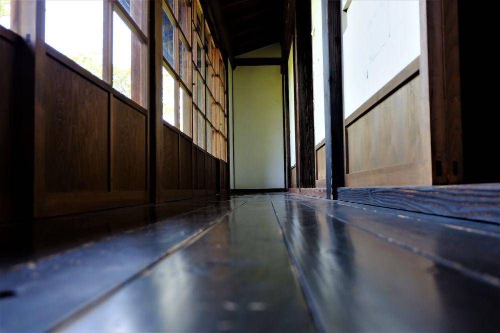 koridor dalam rumah tradisional Jepang (unsplash.com/Fumiaki Hayashi)
