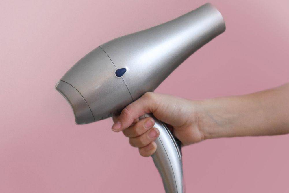 ilustrasi memegang hair dryer (pexels.com/Element5 Digital)