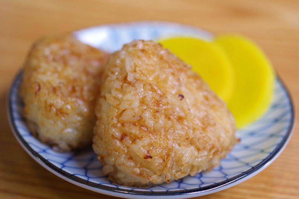 ilustrasi onigiri lezat (pixabay.com/takedahrs)