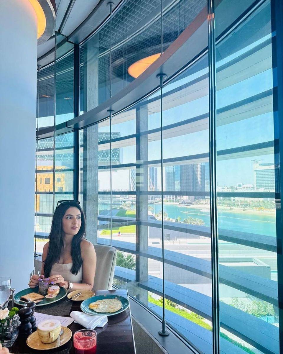 Jasmin Bhasin (instagram.com/jasminbhasin2806)