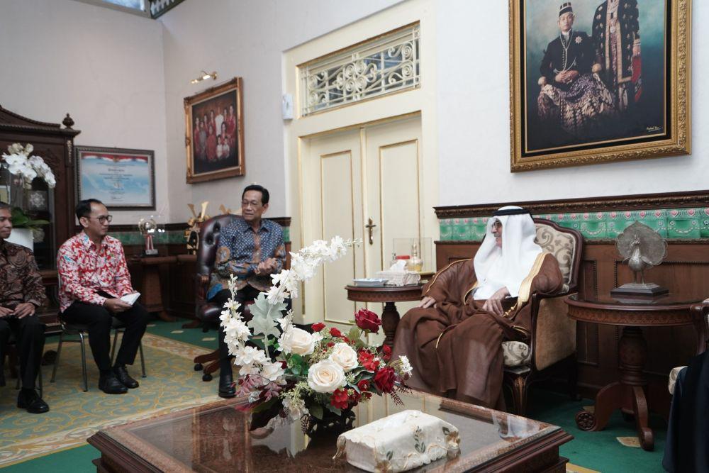 Wakil Perdana Menteri atau Menteri Negara Qatar, Hamad bin Abdulaziz Al-Kuwari bertemu dengan Gubernur DIY, Sri Sultan Hamengku Buwono X, di Gedhong Wilis, Kompleks Kepatihan, Yogyakarta pada Rabu (7/6/2023). (Dok. Istimewa)