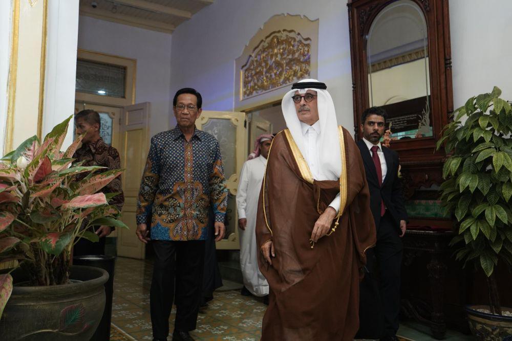 Wakil Perdana Menteri atau Menteri Negara Qatar, Hamad bin Abdulaziz Al-Kuwari bertemu dengan Gubernur DIY, Sri Sultan Hamengku Buwono X, di Gedhong Wilis, Kompleks Kepatihan, Yogyakarta pada Rabu (7/6/2023). (Dok. Istimewa)