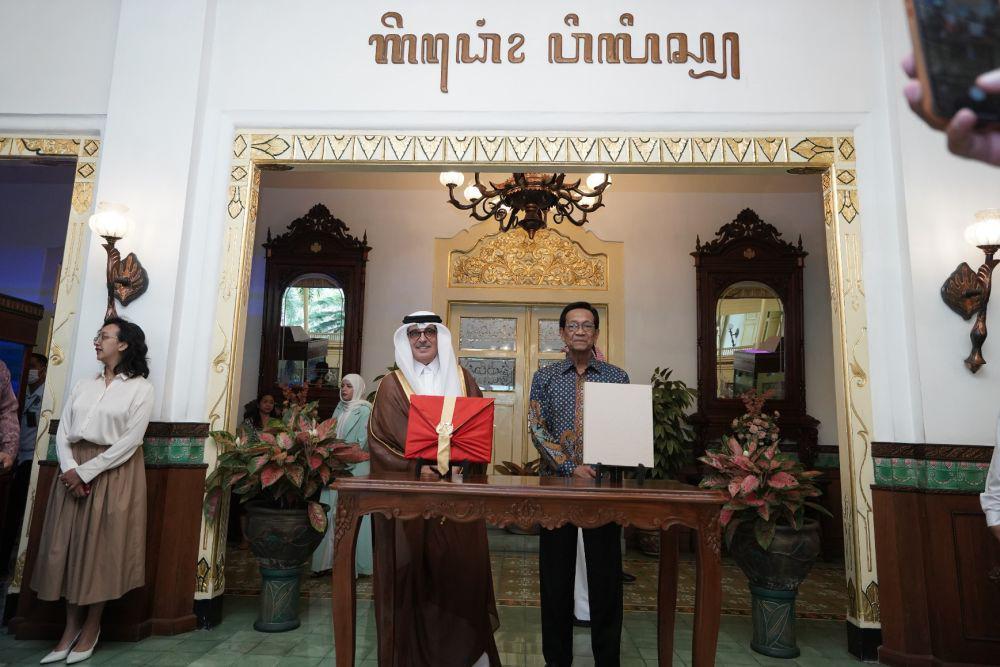 Wakil Perdana Menteri atau Menteri Negara Qatar, Hamad bin Abdulaziz Al-Kuwari bertemu dengan Gubernur DIY, Sri Sultan Hamengku Buwono X, di Gedhong Wilis, Kompleks Kepatihan, Yogyakarta pada Rabu (7/6/2023). (Dok. Istimewa)