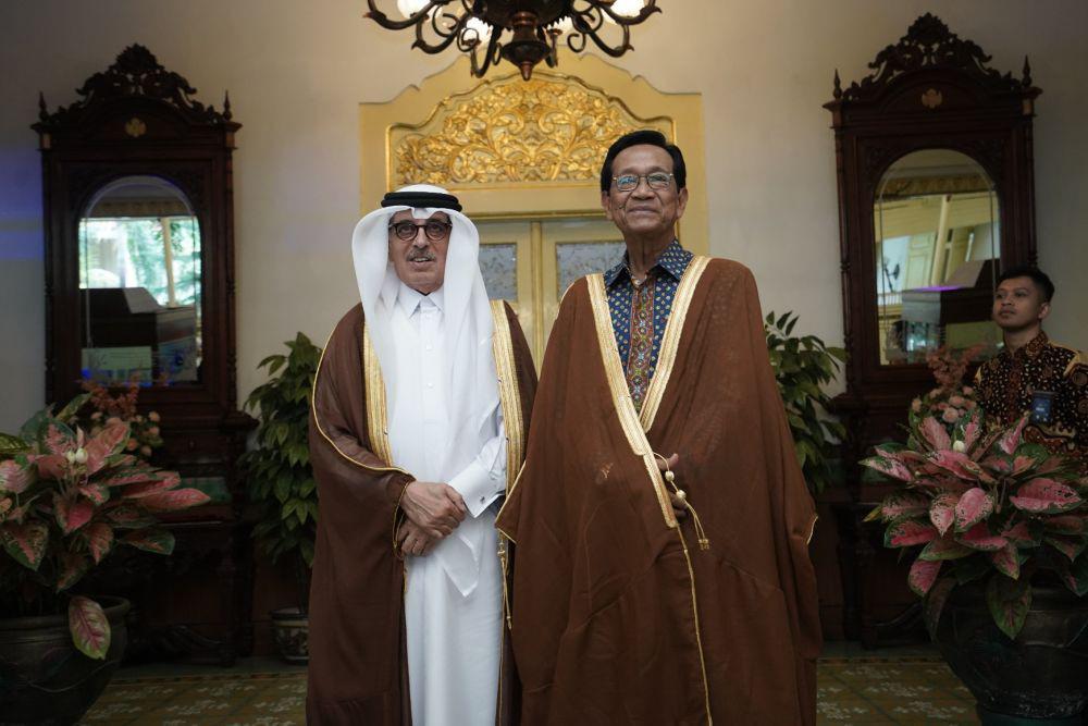 Wakil Perdana Menteri atau Menteri Negara Qatar, Hamad bin Abdulaziz Al-Kuwari bertemu dengan Gubernur DIY, Sri Sultan Hamengku Buwono X, di Gedhong Wilis, Kompleks Kepatihan, Yogyakarta pada Rabu (7/6/2023). (Dok. Istimewa)