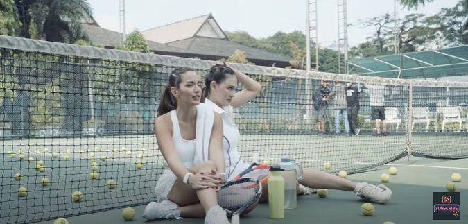 potret Luna Maya dan Nia Ramadhani di lapangan tenis (youtube.com/Luna Maya)
