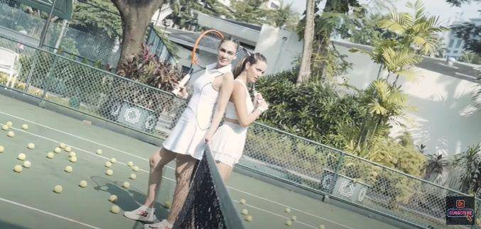 potret Luna Maya dan Nia Ramadhani di lapangan tenis (youtube.com/Luna Maya)