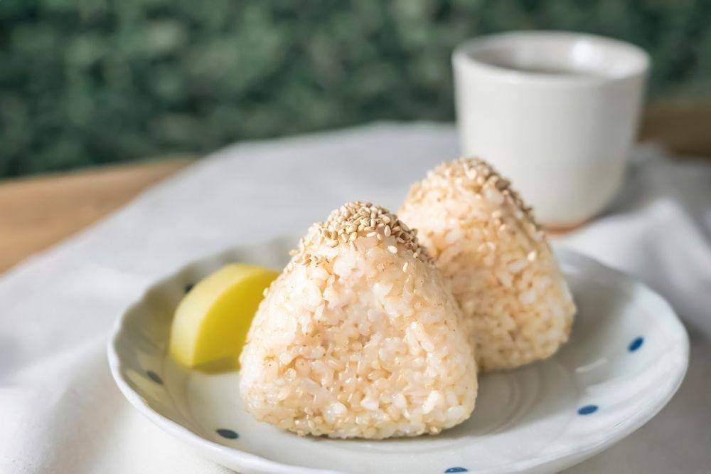 ilustrasi onigiri lezat (pixabay.com/subarasikiai)