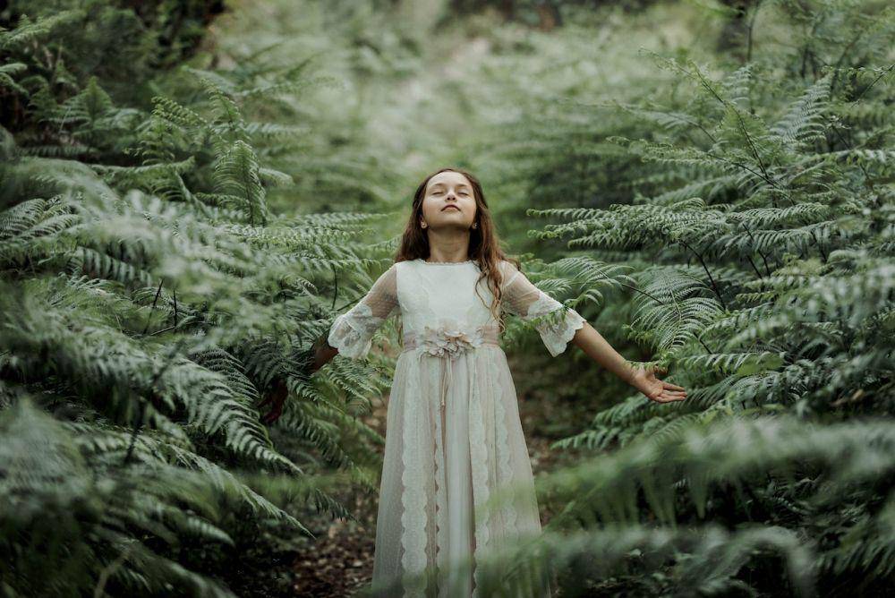 ilustrasi anak kecil perempuan di tengah hutan (pexels.com/Manuel Vides)