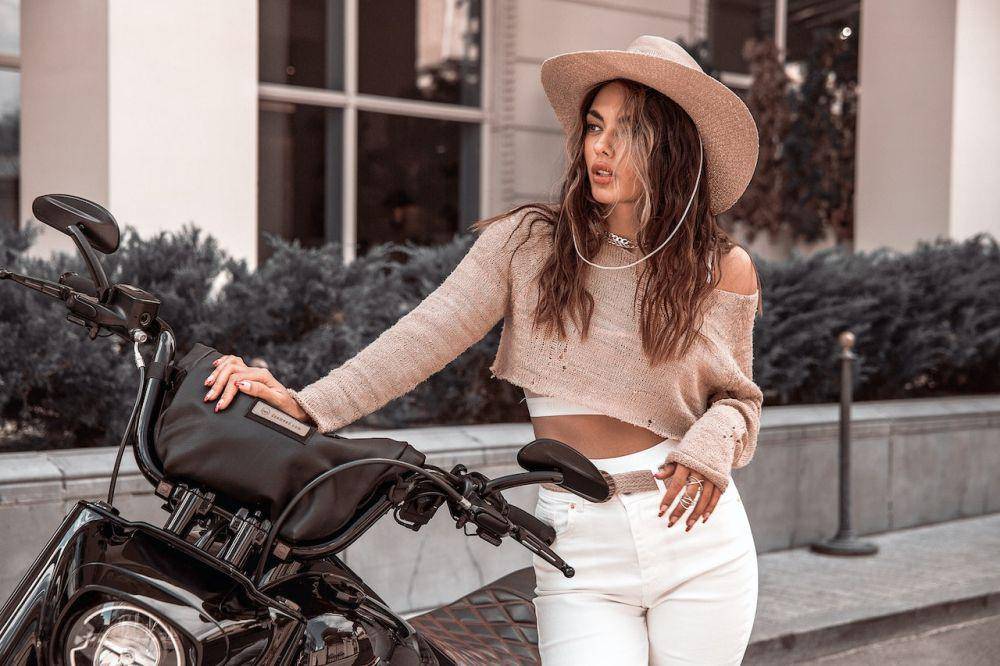 ilustrasi perempuan berdiri di sebelah sepeda motor (pexels.com/Ноями Noyami)