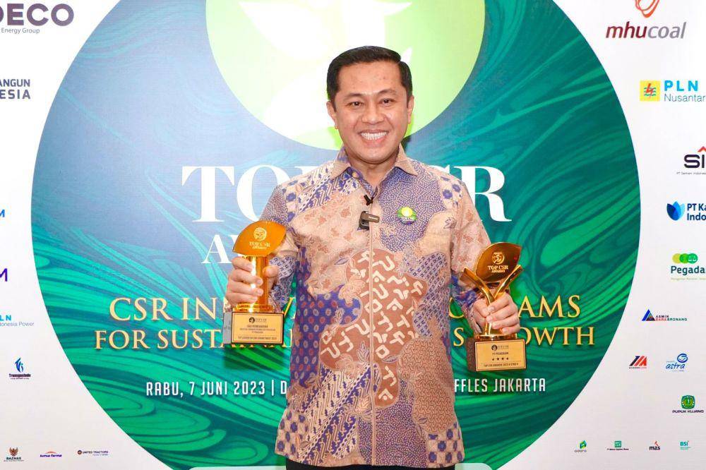 Direktur Jaringan, Operasi, dan Penjualan PT Pegadaian, Eka Pebriansyah, menerima penghargaan Top Leader on CSR Commitment 2023. (Dok. Pegadaian)