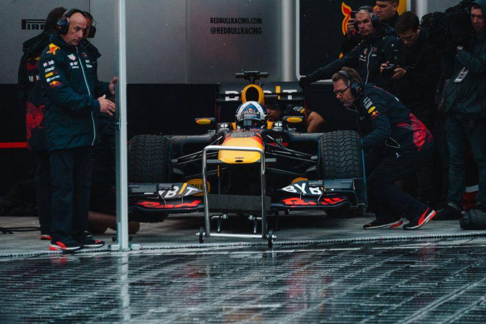 mobil balap Red Bull (pexels.com/ Dimitrije Djekanovic)