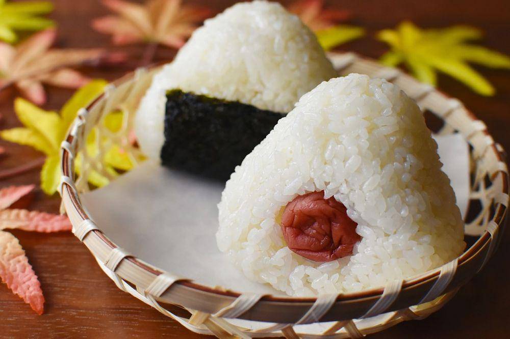 ilustrasi onigiri lezat (pixabay.com/subarasikiai)