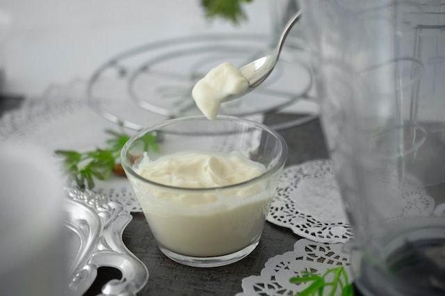 5 Perbedaan Lengkap Yogurt dan Sour Cream, Sama-sama Rasa Asam