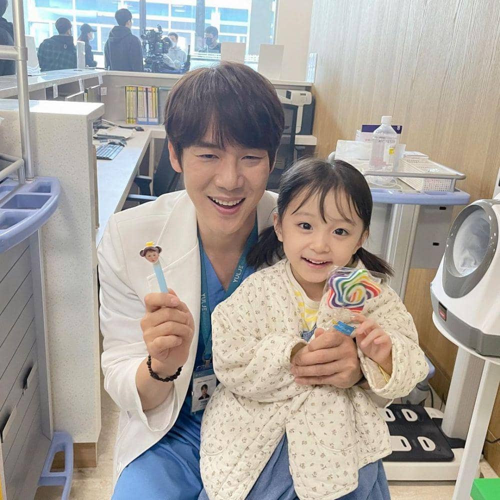 Yoo Yeon Seok di drama Hospital Playlist (instagram.com/yoo_yeonseok)