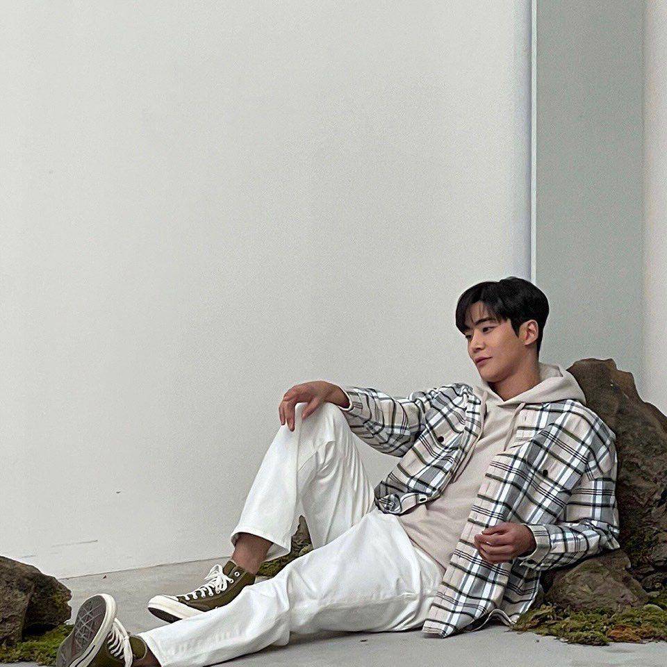 Rowoon SF9 (instagram.com/ewsbdi)