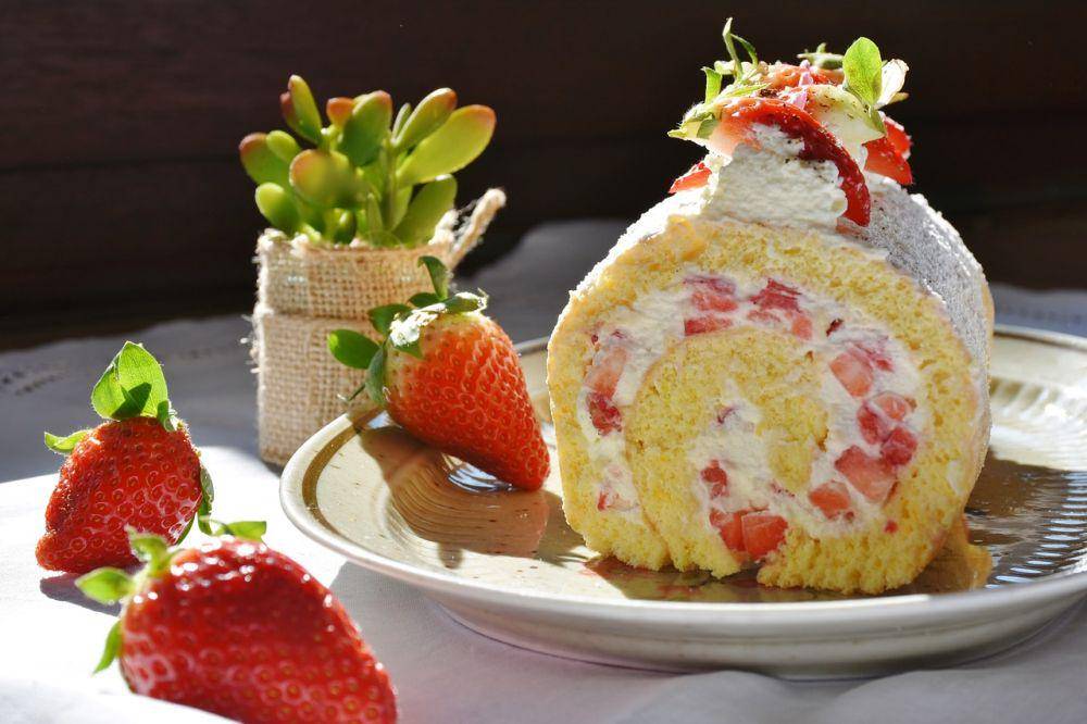 Strawberry shortcake roll (pixabay.com/-Rita-👩🍳 und 📷 mit ❤)