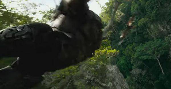 Primal mengejar Airazor ( Dok. Paramount Pictures / Transformers: Rise of the Beasts)