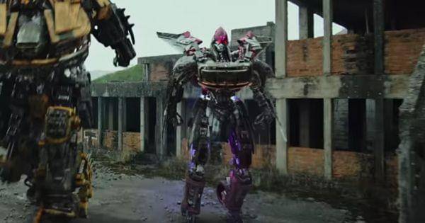 Battletrap dan Nightbird bergerak dalam misi  ( Dok.  Paramount Pictures / Transformers: Rise of the Beasts)