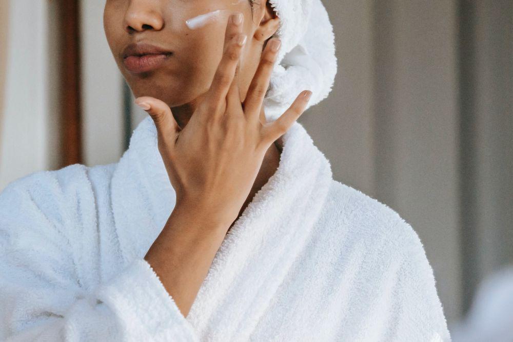 5 Tips Menggunakan Sunscreen Biar Gak White Cast, Coba Terapkan!