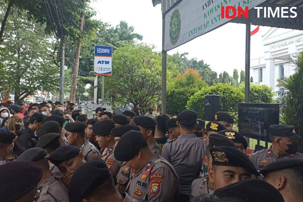 Dilarang Masuk Sidang Fatia-Haris, Massa Tertahan di Gerbang PN Jaktim