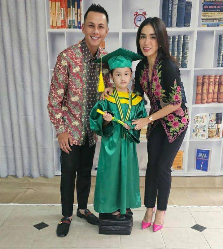 Potret Ussy dan Andhika diacara kelulusan anak (instagram.com/ussypratama)