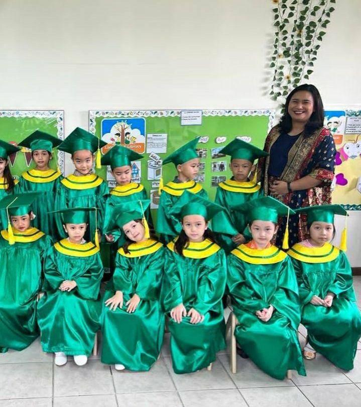 Potret kelulusan anak Ussy dan Andhika (instagram.com/ussypratama)