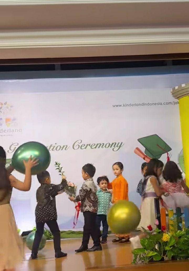Potret kelulusan anak Ussy dan Andhika (instagram.com/ussypratama)