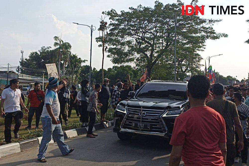Masa Pendukung Haris-Fatia Penuhi Gerbang PN Jaktim Saat Mobil Luhut Keluar (IDN Times/Lia Hutasoit)