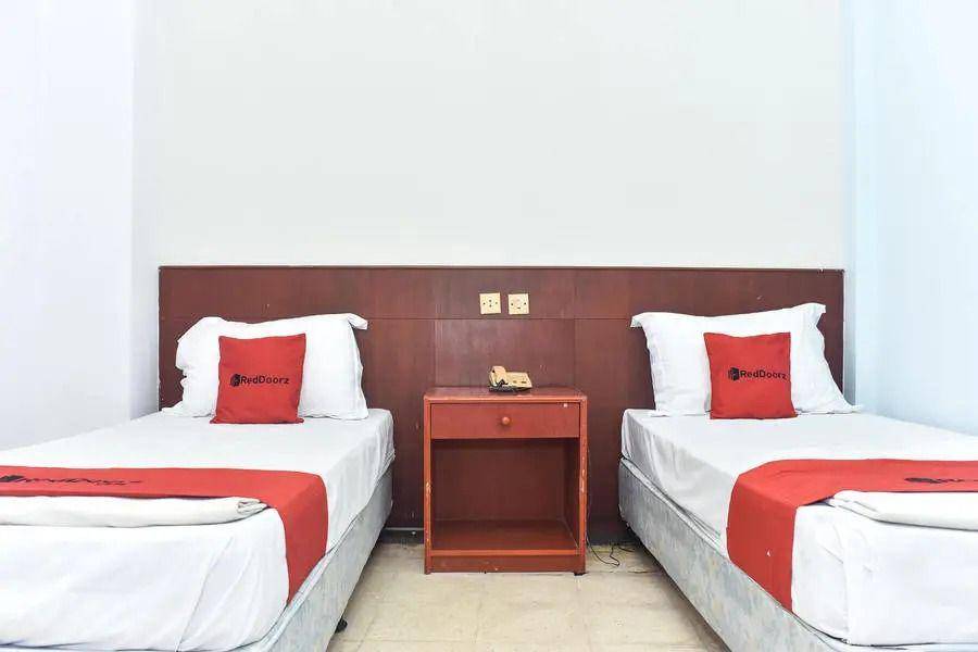 RedDoorz near Kampung Warna Warni (reddoorz.com)