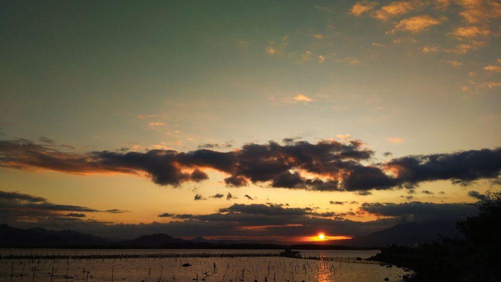 Panorama Memesona Sunset di Teluk Bima yang Bikin Jatuh Cinta