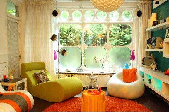 Furnitur gaya retro pada ruang tamu (homedesignlover.com)