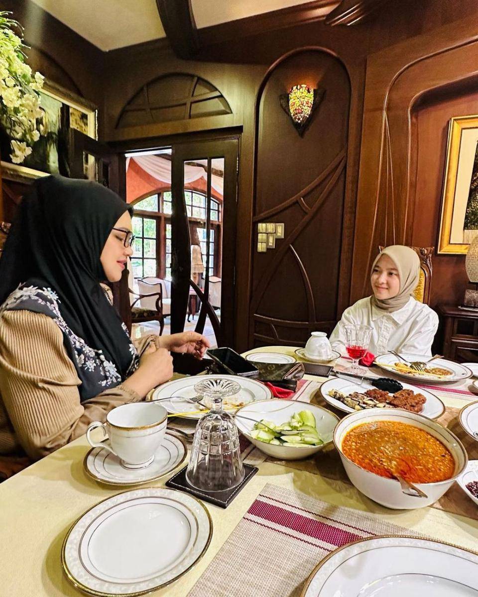 Siti Nurhaliza dan Nisa Sabyan (instagram.com/ctdk)