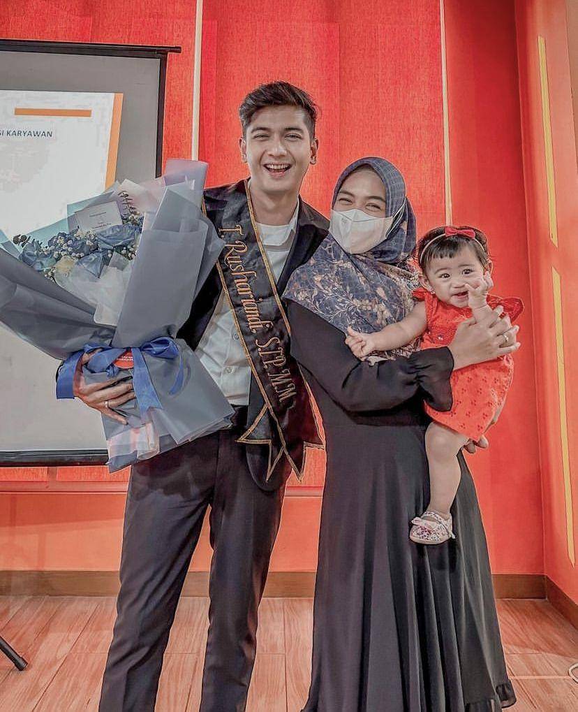 potret kelulusan S2 Teuku Ryan (Instagram.com/riaricis1795)