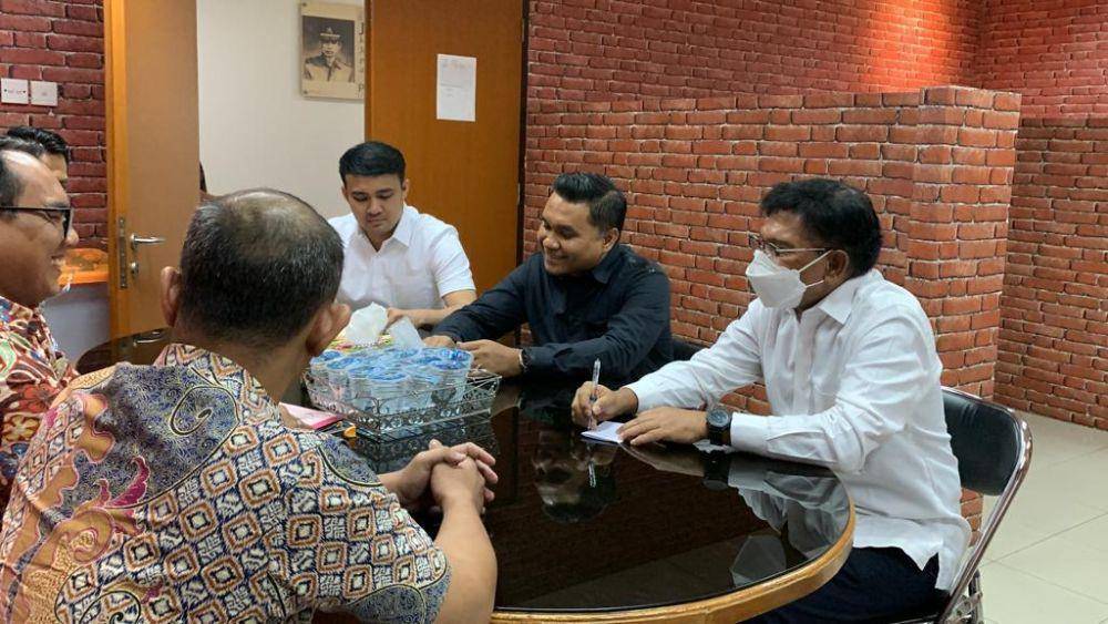 Kejagung limpahkan berkas dan tersangka Johnny G Plate ke Kejari Jaksel (Dok. Humas Kejagung)