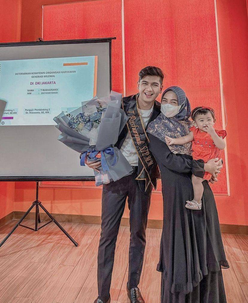 potret kelulusan S2 Teuku Ryan (Instagram.com/riaricis1795)