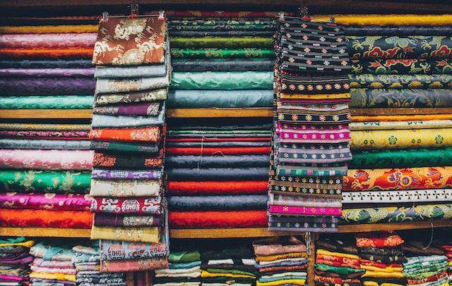 ilustrasi tekstil yang dijual di Thimphu Weekend Market (unsplash.com/Aaron Santelices)