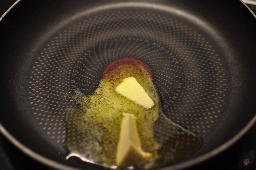 ilustrasi melelehkan margarin di atas teflon (pixabay.com/expict)